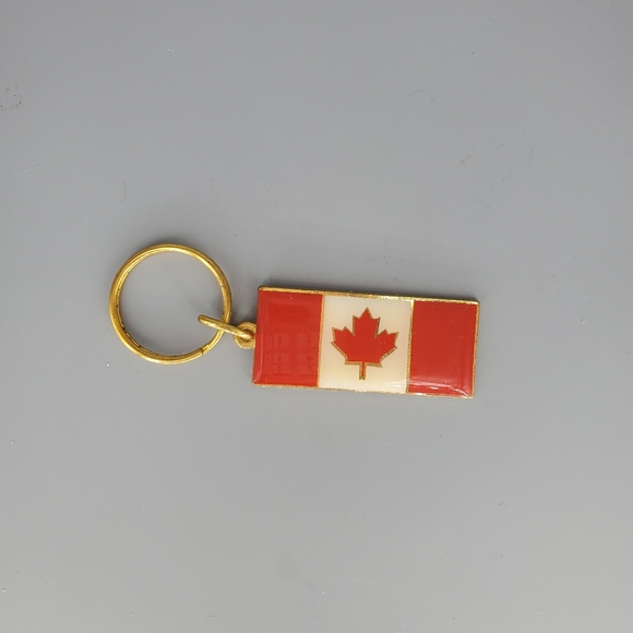 Canadian Flag Metal Keychain - Picture 1 of 3